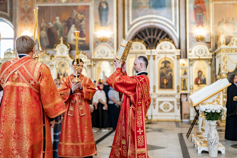 Божественная литургия во Всехсвятском храме города Серпухова